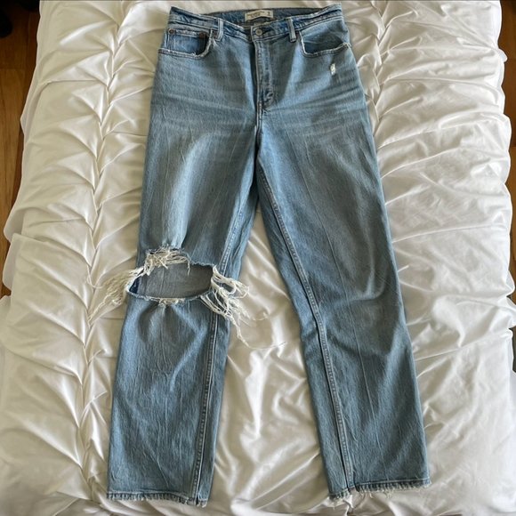 Abercrombie & Fitch Curve Love Ultra High Rise 90s Distressed Straight Jean - Picture 2 of 4
